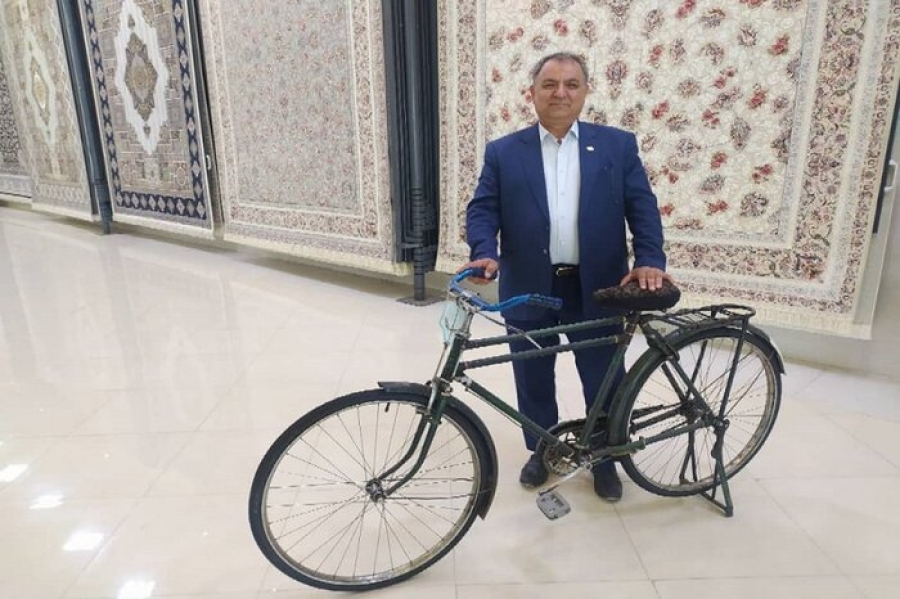 عزیز بکتاشی بکتاش، رئیس هیئت مدیره فرش افشار زرینه و ستاره افشار: تعهدات ارزی در مسیر صادرات مشکل‌تراشی می‌کند